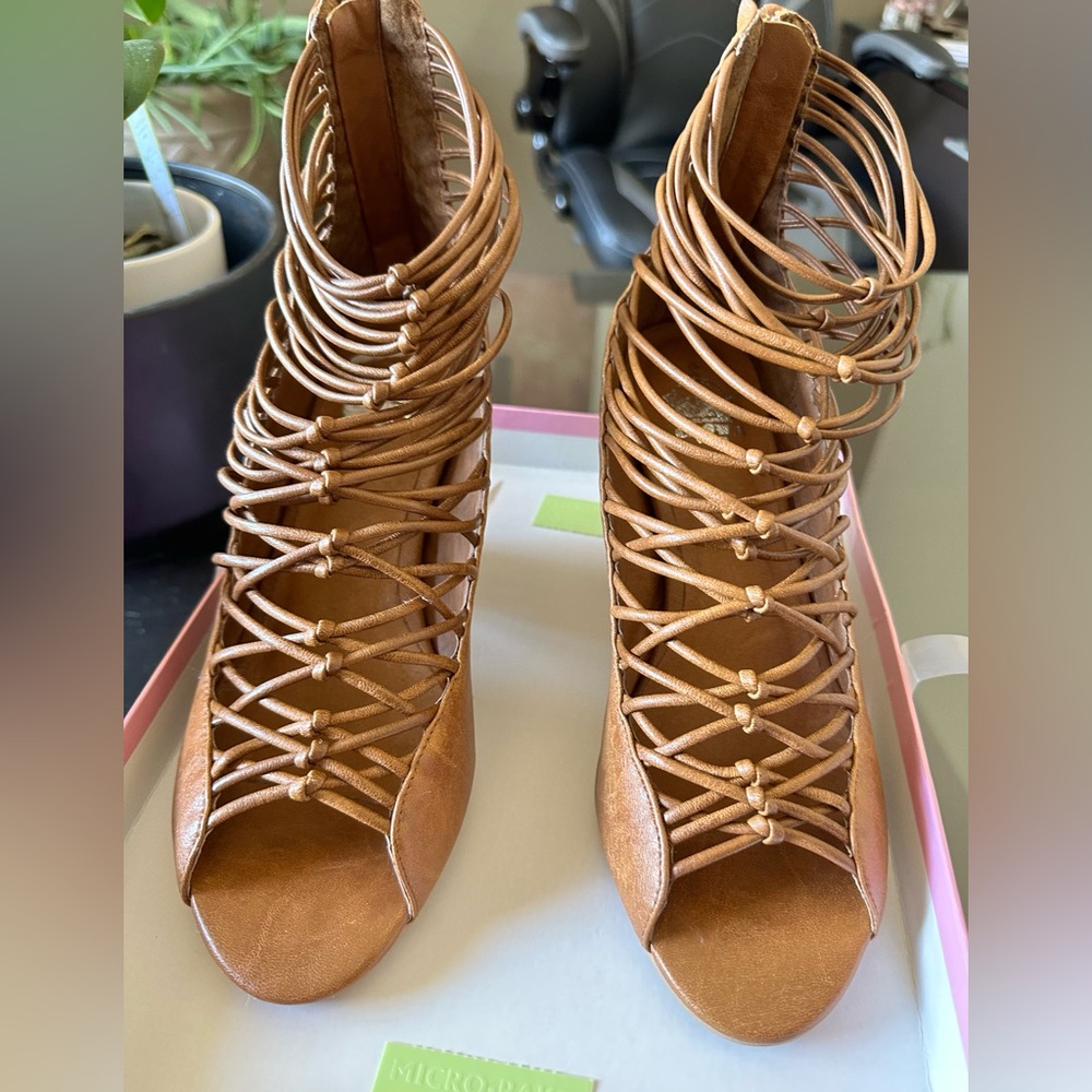 CROWN SANDALS